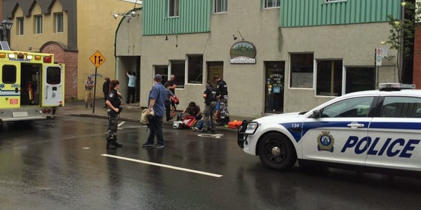 L'homme était allongé devant la façade du restaurant Cambodiana, sur la rue Saint-Georges, le 23 juin 2015.