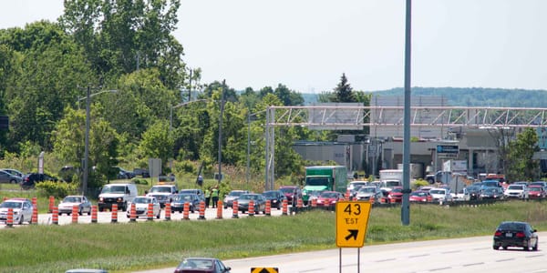 Vers 11h30 le matin du 6 juin, il y avait beaucoup de trafic sur l'autoroute 15 en direction Nord.