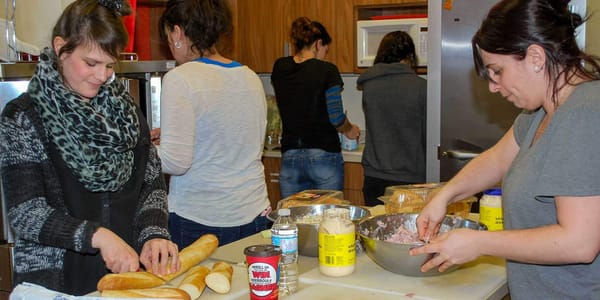 Plusieurs organismes soutenus par Centraide Laurentides offrent des cuisines collectives, un bon moyen pour les familles d’as