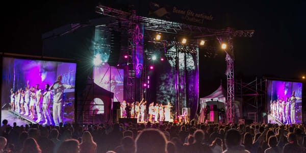 La scène était remplie d'artistes tout de blanc vêtus pour la Fête nationale à Saint-Jérôme, le 23 juin.