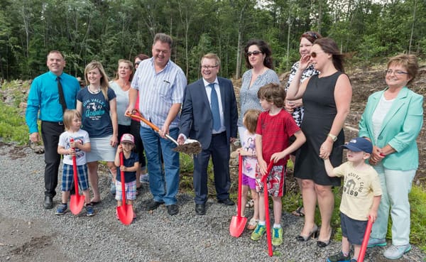 Grands et petits, ils se sont regroupés pour lever une pelletée de terre symbolique sur le site du nouveau CPE Les Mille-Patt