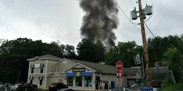 Il y avait une importante colonne de fumée au village de Saint-Hippolyte, le 21 juin 2015.