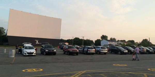 Le ciné-parc, peut-être un loisir qu'on ne pratiquera plus, à mesure que les écrans s'approchent de nos yeux.