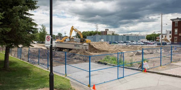 On a creusé une bonne partie de l'été sur le futur site de la salle de spectacle de Saint-Jérôme, ici en août 2015.