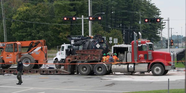 Une voiture qui tentait de fuir la police a frappé le réservoir d'essence d'un camion, le 29 septembre 2015 à Saint-Jérôme.