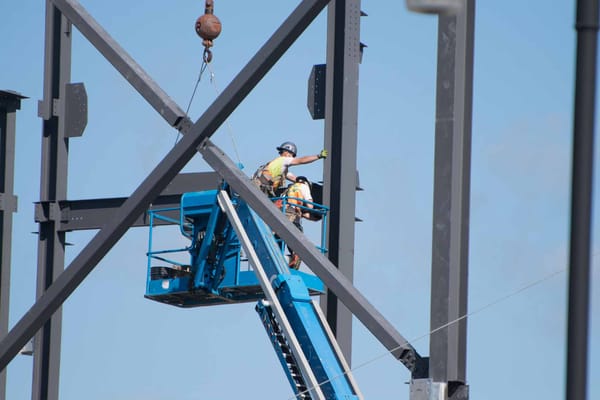 Une grève générale illimitée de l'industrie de la construction a été déclenchée le matin du 24 mai 2017 au Québec.