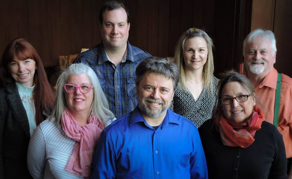 Les candidats de l'Équipe Luc Leblanc - Parti Sauverois entourés du chef du même nom: Chloé Daneau, Laurie Kerr, Jean-Pierre