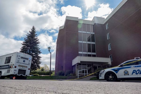 Il y avait plusieurs véhicules sur la rue Rochon, le matin du 23 mai 2017 à Saint-Jérôme.
