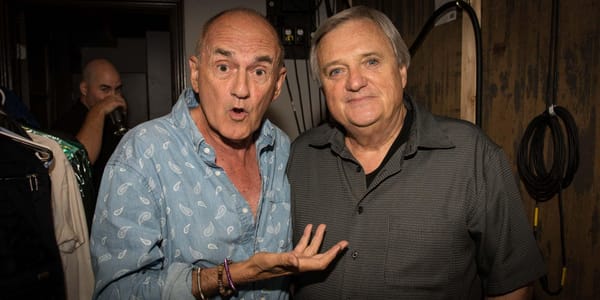 Joël Denis et le chanteur Stéphane rigolaient dans leur loge avant le spectacle du 10 septembre au Tapis Rouge.