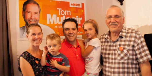 Lors de l'inauguration du local, Matthew Mulcair, le fils de Tom qui habite dans la région, est venu saluer son candidat préf