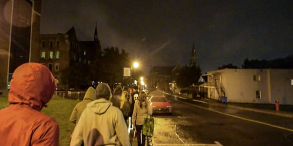 Le 28 septembre, vers 20h, une douzaine d'étudiants descendent la rue Fournier pour aller porter des bouteilles vides au dépa