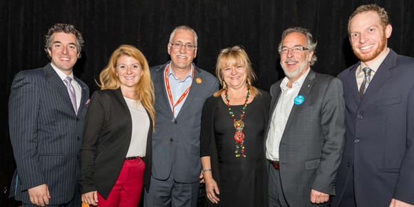 L'animateur du débat, Mathieu Déziel de Centraide Laurentides, la candidate libérale Janice Bélair Rolland, le député sortant