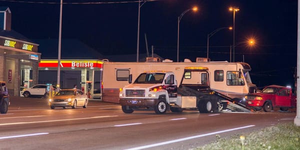 Un VR immobilisé en travers de la route 158, près de l'autoroute 15, après un accident avec une camionnette, le 7 octobre 201