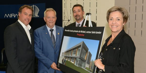 Le maire de Mirabel, Jean Bouchard, Jean-Pierre Joubert, Stéphane Froment et Lise Allaire, de la Commission scolaire de la Ri