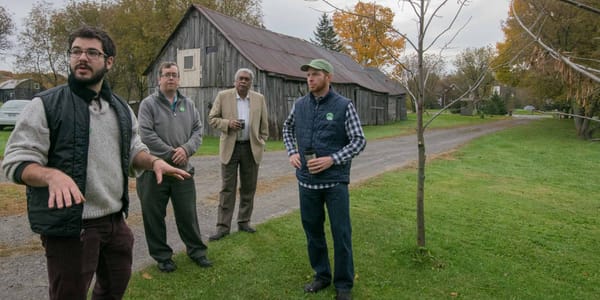 Alexandre Raymond-Desjardins fait visiter la terre familiale de la côte St-Pierre, à Mirabel, où le pipeline Énergie Est devr
