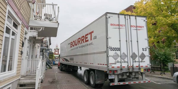 La remorque du camion a accroché le balcon de l'édifice qui fait le coin des rues De Villemure et de la Gare, le 13 octobre 2