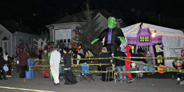 On faisait la file pour entrer dans la maison hantée des Benoit, sur la rue Gabrielle-Roy, le soir du 31 octobre.