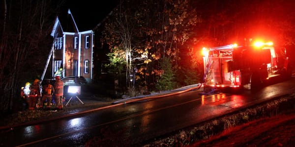 Incendie dans une maison du chemin du Poète, à Prévost, le 1er novembre 2015. Photos par Alexandre Parent-Léveillé