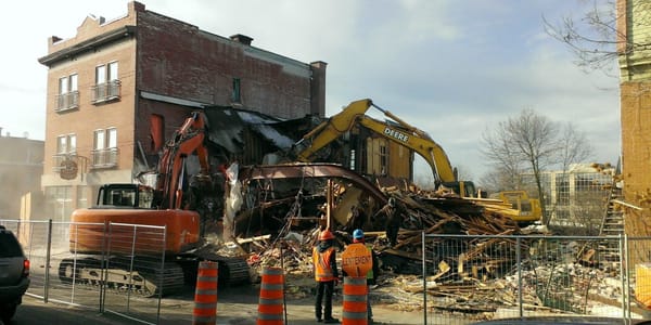On démolit les édifices qui font le coin des rues Labelle et Castonguay, au centre-ville de Saint-Jérôme, le 26 novembre 2015