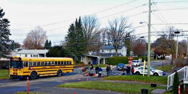Une personne était étendue à l'intersection de la 36e avenue et de la 7e rue à Saint-Jérôme, le 2 novembre 2015. Photo envoyé