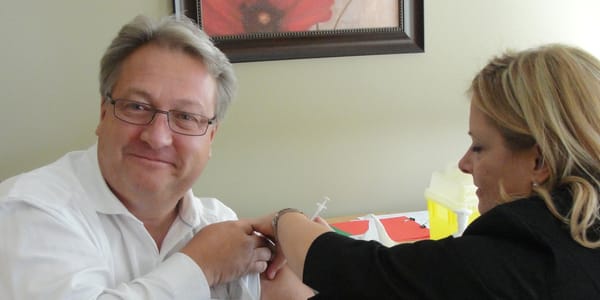 Jean-Louis Foisy, pdg du CISSS de Saint-Jérôme, reçoit le vaccin contre la grippe.
