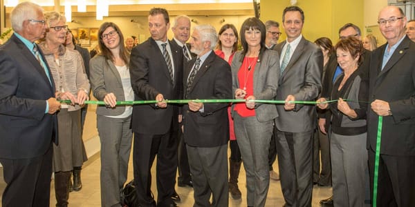 Quelques instants avant de couper le ruban officiel, on reconnaît entre autres Jean-Pierre Brunet et Hildburg Barkany, membre