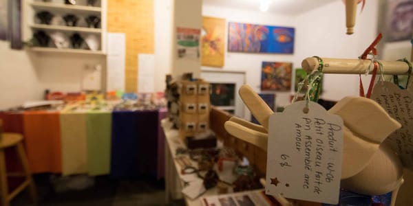 Oiseaux de bois côtoient bijoux fabriqués de matériaux recyclés, planches à découper et savons au Marché des artisans de Sain