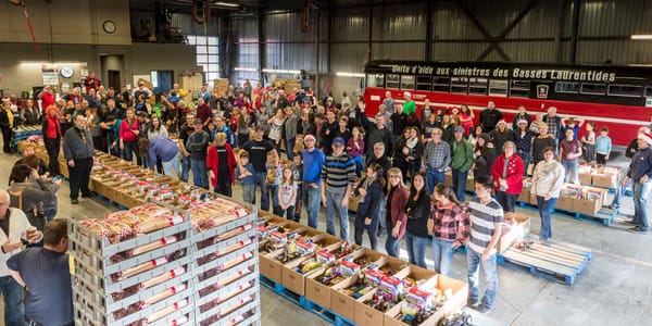 Plus de 250 bénévoles participent à la grande cueillette de paniers de Noël du Club Optimiste de Saint-Jérôme. Ici, dans l'en