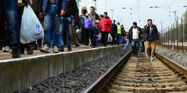 Des réfugiés arrivés par train en Hongrie marchent vers l'Allemagne, le 6 octobre 2015. Plusieurs d'entre eux fuient la guerr