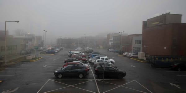 Vue des locaux de la Chambre de commerce et d'industrie de Saint-Jérôme, le stationnement de la rue De Villemure dans la brum