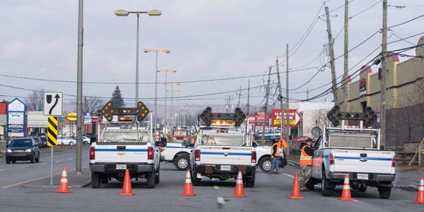 La route 117 était fermée par trois camions du ministère des Transports du Québec, le matin du 5 décembre 2015.