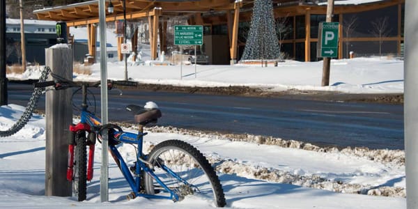 Cette bicyclette est abandonnée sur la route 117, au coin de la rue Bélec à Sainte-Adèle, le 20 janvier 2016.