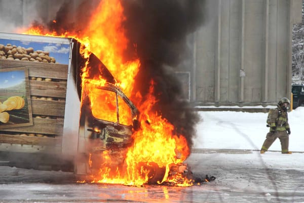 De la glace, un camion, des flammes, le 29 janvier 2016 à Sainte-Agathe-des-Monts. Photo par Alexandre Parent Léveillé