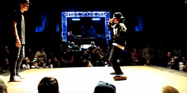 Un affrontement 1 vs 1 dans le cypher, un cercle, entouré du public dans la salle de l'École secondaire Des-Studios. Extrait