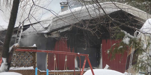 Cette maison rouge de la rue Raymond à Prévost a été noircie par les flammes, le 20 février 2016. Photos par Alexandre Parent
