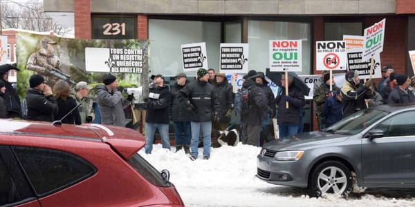 Devant le bureau du député de Saint-Jérôme et chef du Parti québécois Pierre Karl Péladeau, le groupe était sur le trottoir d