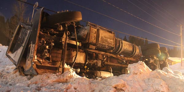 Le camion-remorque était sur le côté après être sorti de route et avoir arraché un lampadaire. Photos par Alexandre Parent Lé