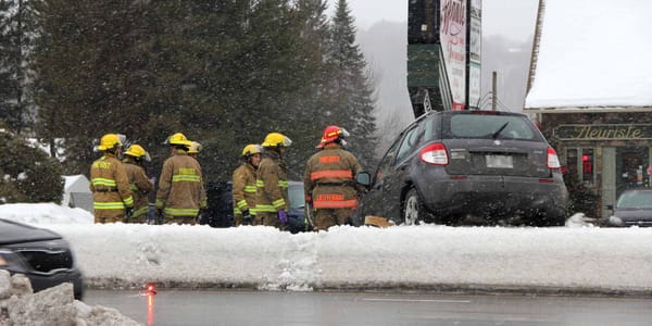 La voiture était grimpée sur le terre-plein de la route 117, face à la rue Saint-Onge, à Prévost, le 25 février 2016. Photos
