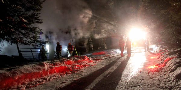 Une maison de la rue Lavoie a brûlé le soir du 10 février 2016, à Sainte-Marguerite-du-Lac-Masson. Photos par Alexandre Paren