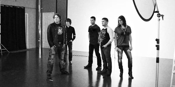 Le groupe Noir Silence reprend On jase de toi avec des invités. Photo tirée de www.noirsilence.com