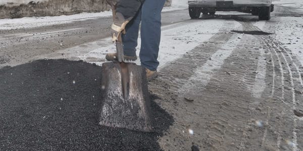 Le Service des travaux publics a déclaré la guerre aux nids-de-poule dans les rues de Saint-Jérôme. Photo fournie par la Vill