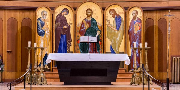 Derrière l'autel de la Cathédrale de Saint-Jérôme trônent cinq icônes peintes à la main par les soeurs moniales bénédictines