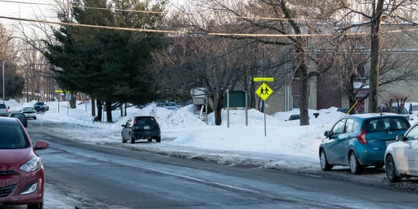 L'opération policière s'est déroulée face à l'École polyvalente Saint-Jérôme, sur la rue Melançon, le matin du 3 mars 2016.