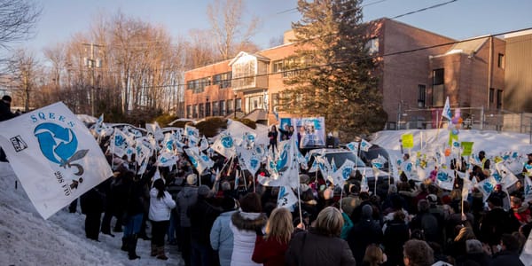 Au soleil couchant, il y avait environ 250 personnes devant le Pavillon Sainte-Marie, le 11 mars 2016.