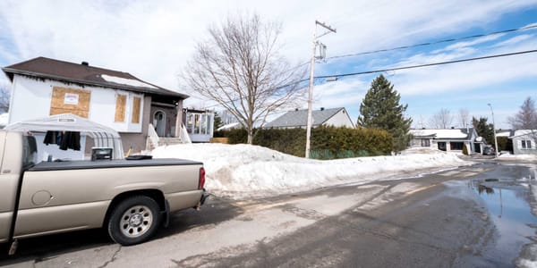 Des fenêtres barricadées et un toit manquant à cette maison de la rue Du Vicomte, à Saint-Jérôme le 12 mars 2016.