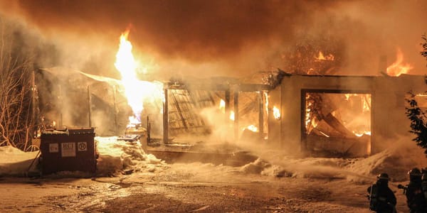 Le bâtiment qui semblait abriter un atelier de menuiserie a été complètement détruit par les flammes, le matin du 14 mars. Ph