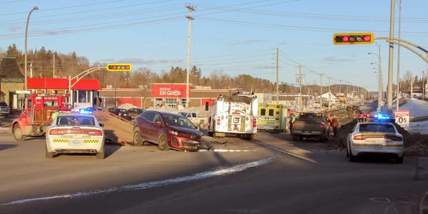 De nombreux services d'urgence ont été nécessaires pour prendre soin des véhicules et des personnes le vendredi 18 mars à Sai