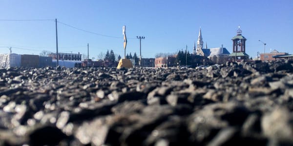 Après plusieurs années de gravier, le stationnement de la Place de la Gare sera asphalté au cours de l'été 2016.