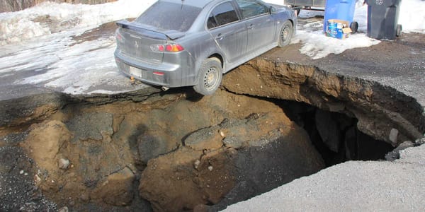 C'est une caverne qui s'est créée à Sainte-Adèle, en fin d'après-midi, le 23 mars 2016.