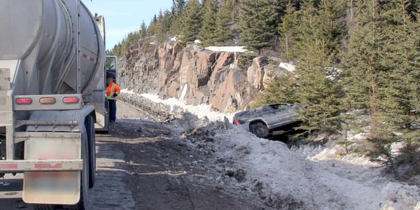 Le véhicule a arrêté sa course avant les rochers, sur l'autoroute 15 Nord, le 23 mars 2016. Photos par Alexandre Parent Lévei